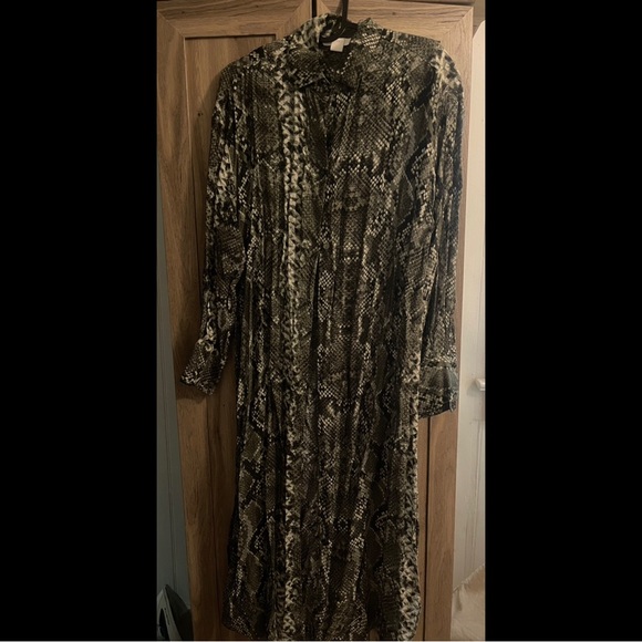 These dresses are in great condition no one even wears them one time. - Picture 4 of 4